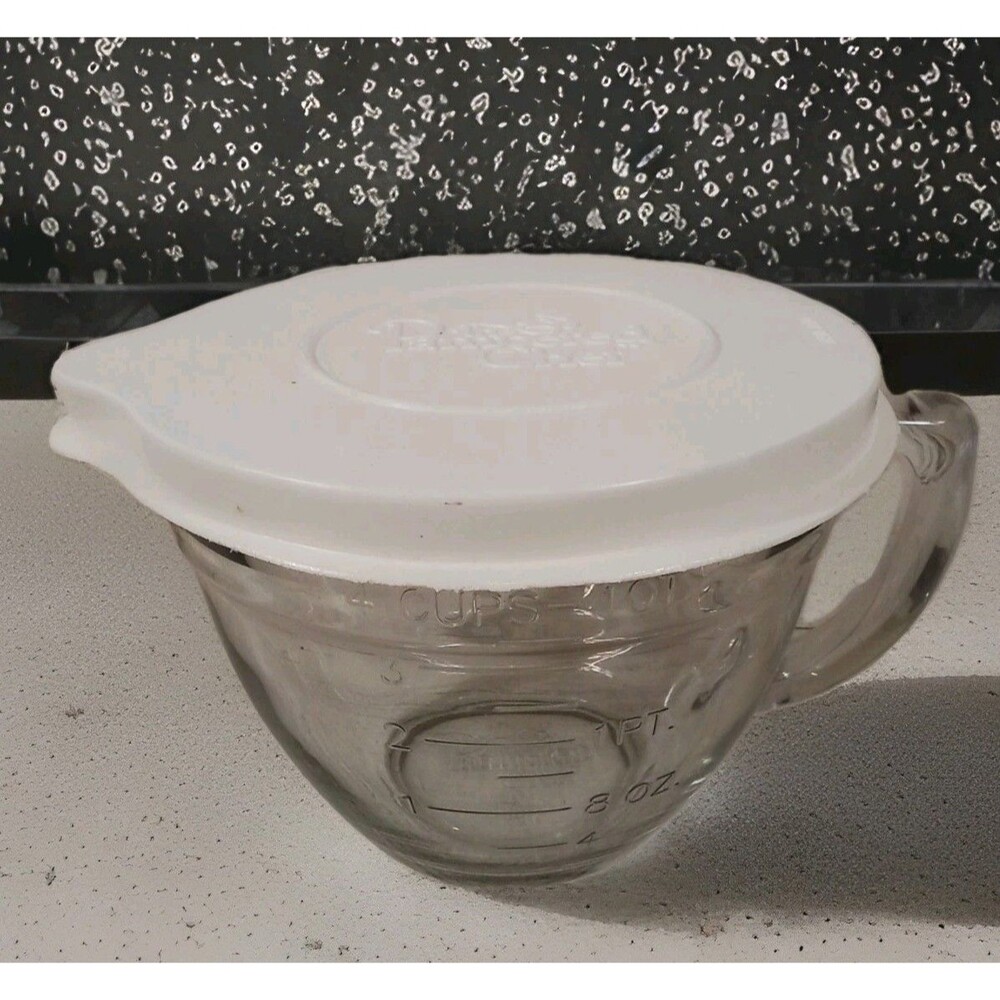 Pampered chef Glass measuring Cup 4 Cups/ 1Quart with Lid